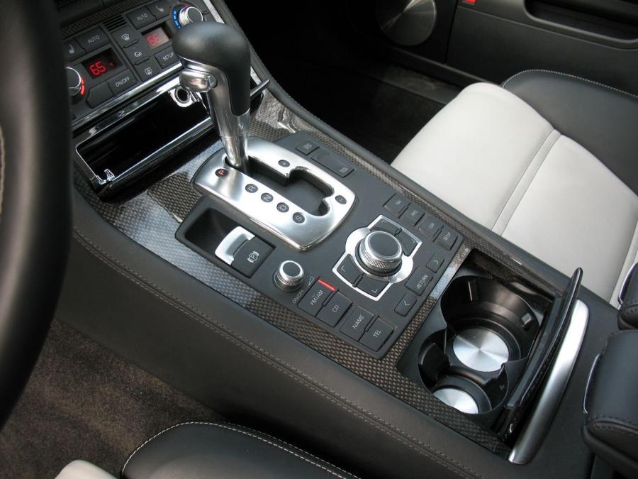 Детали интерьера Audi S8 (D3) 2008 года  (NA) (фото 4 из 62)